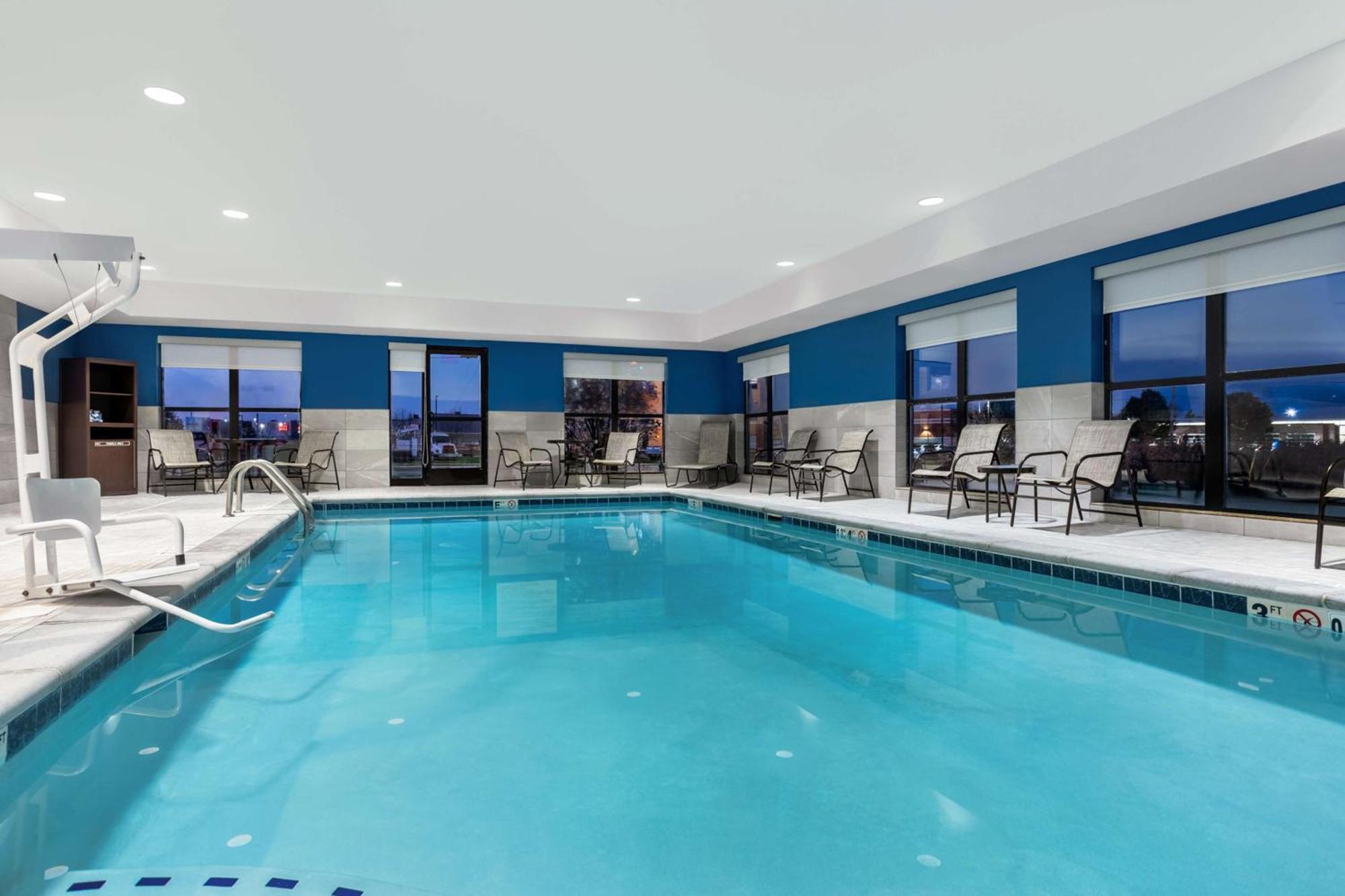 Hampton Inn & Suites Muncie Zewnętrze zdjęcie