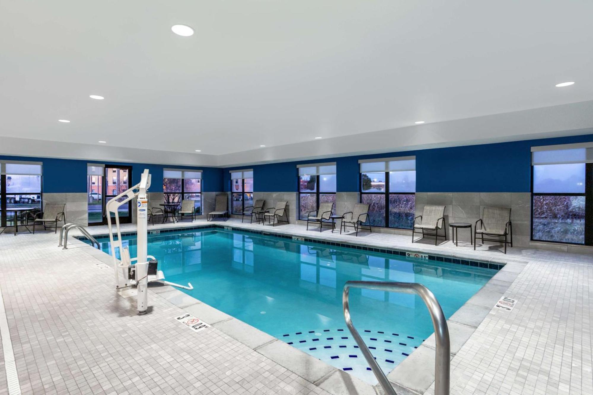 Hampton Inn & Suites Muncie Zewnętrze zdjęcie